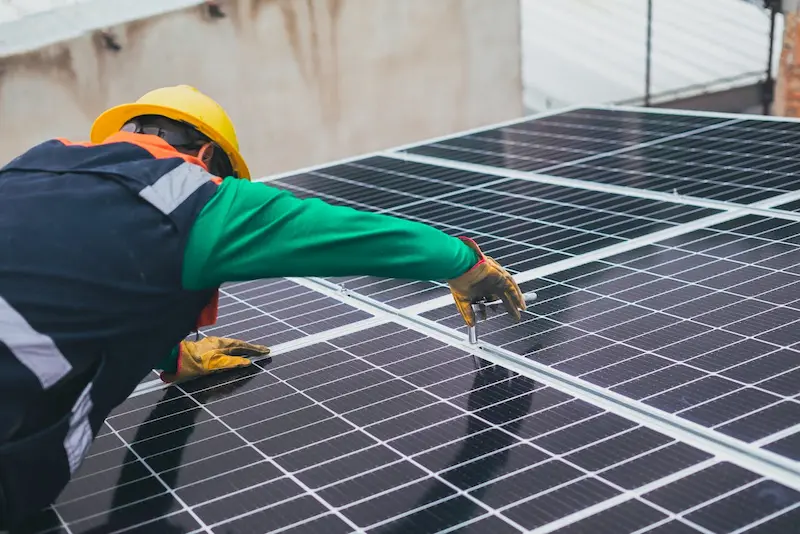 Trabajador instalando panel solar