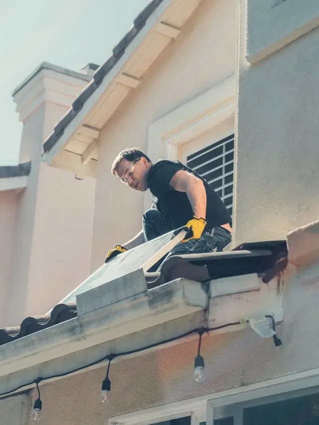Trabajador instalando paneles solares