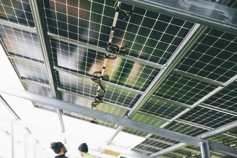Paneles solares desde abajo